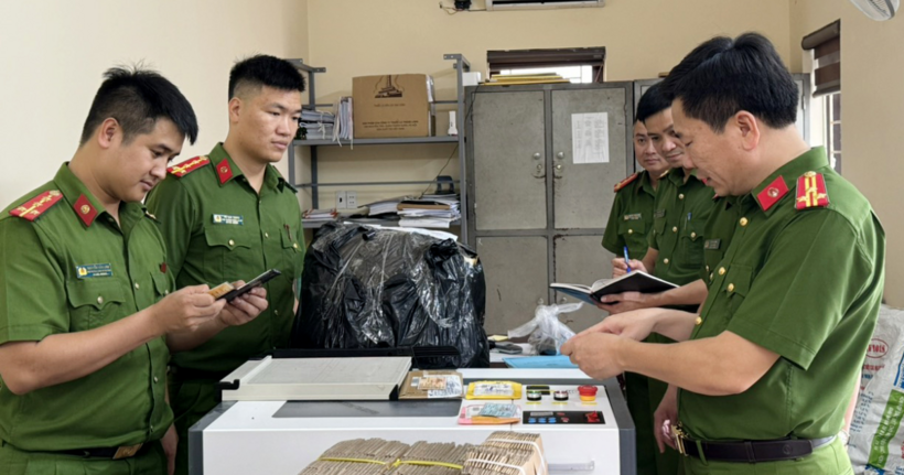 Công an huyện Hà Trung triệt xóa đường dây sản xuất giấy phép lái xe và đăng ký xe giả. (Ảnh: Công an Thanh Hóa)