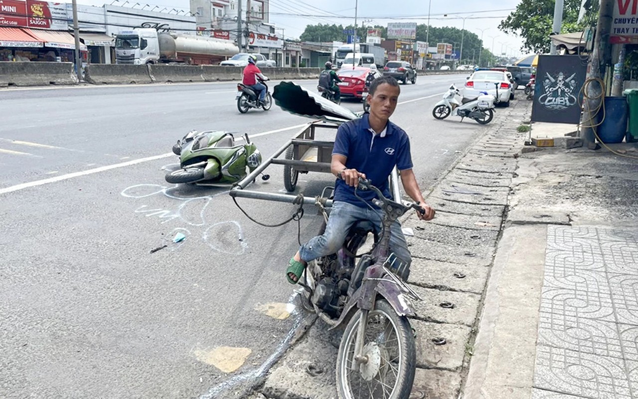 An ninh - Hình sự - Tạm giữ tài xế ba gác chở tôn chạy ngược chiều, gây tai nạn chết người (Hình 4).