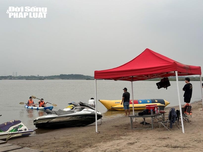 Cơ sở Đảo dừa Sông Hồng còn tổ chức dịch vụ trên sông như Jetski, Kayak đôi, ván phản lực,... tiềm ẩn nguy cơ mất an toàn