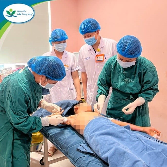 Các bác sĩ và điều dưỡng đơn vị Bỏng chăm sóc, kiểm tra vết thương cho trẻ. Ảnh: BVCC.