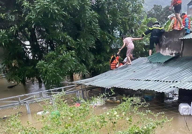 Người dân phải lên nóc nhà lánh nạn