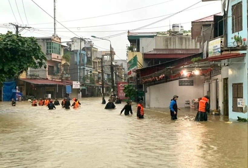 Lực lượng cứu hộ làm nhiệm vụ