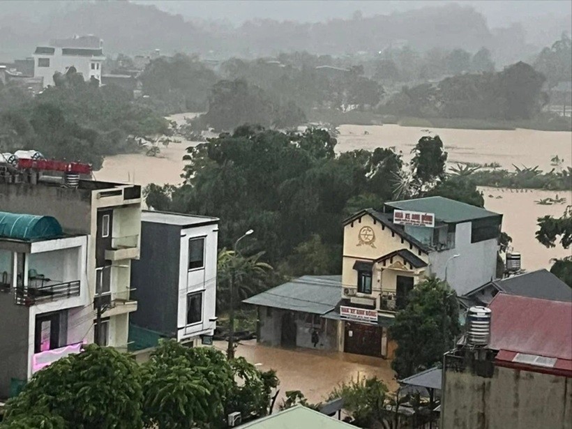 TP. Hà Giang "chìm" trong biển nước: Lên nóc nhà lánh nạn, di chuyển bằng thuyền - 11