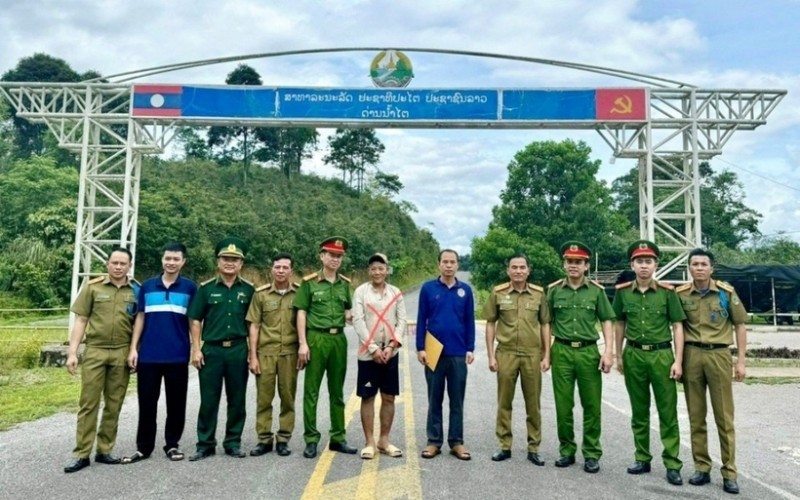 Công an huyện Quế Phong tiếp nhận đối tượng Lương Thị Hiền (X). Ảnh: Phụ Nữ Việt Nam