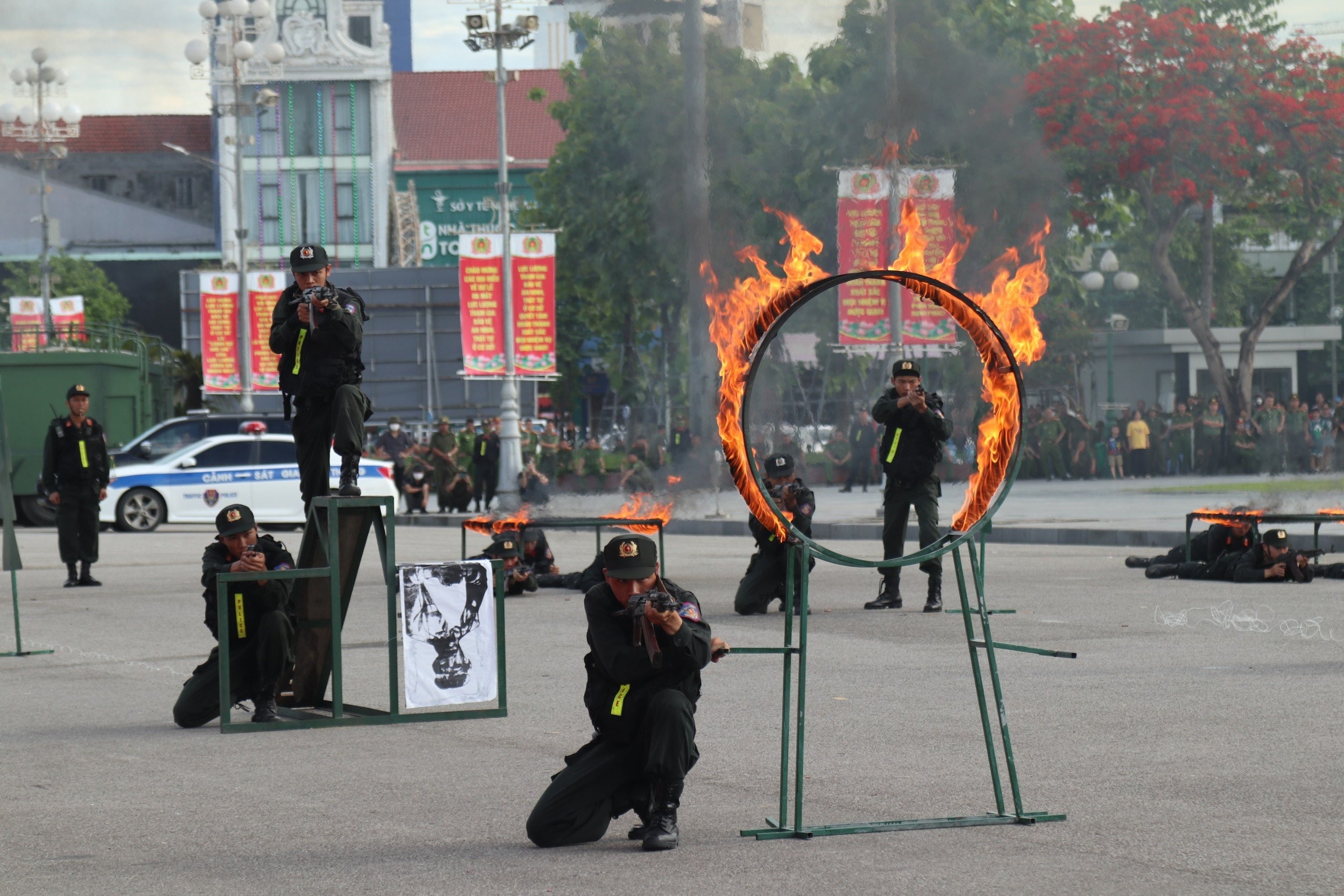 Sự kiện - Mãn nhãn cảnh sát cơ động biểu diễn tuyệt kỹ trong trấn áp tội phạm (Hình 7).