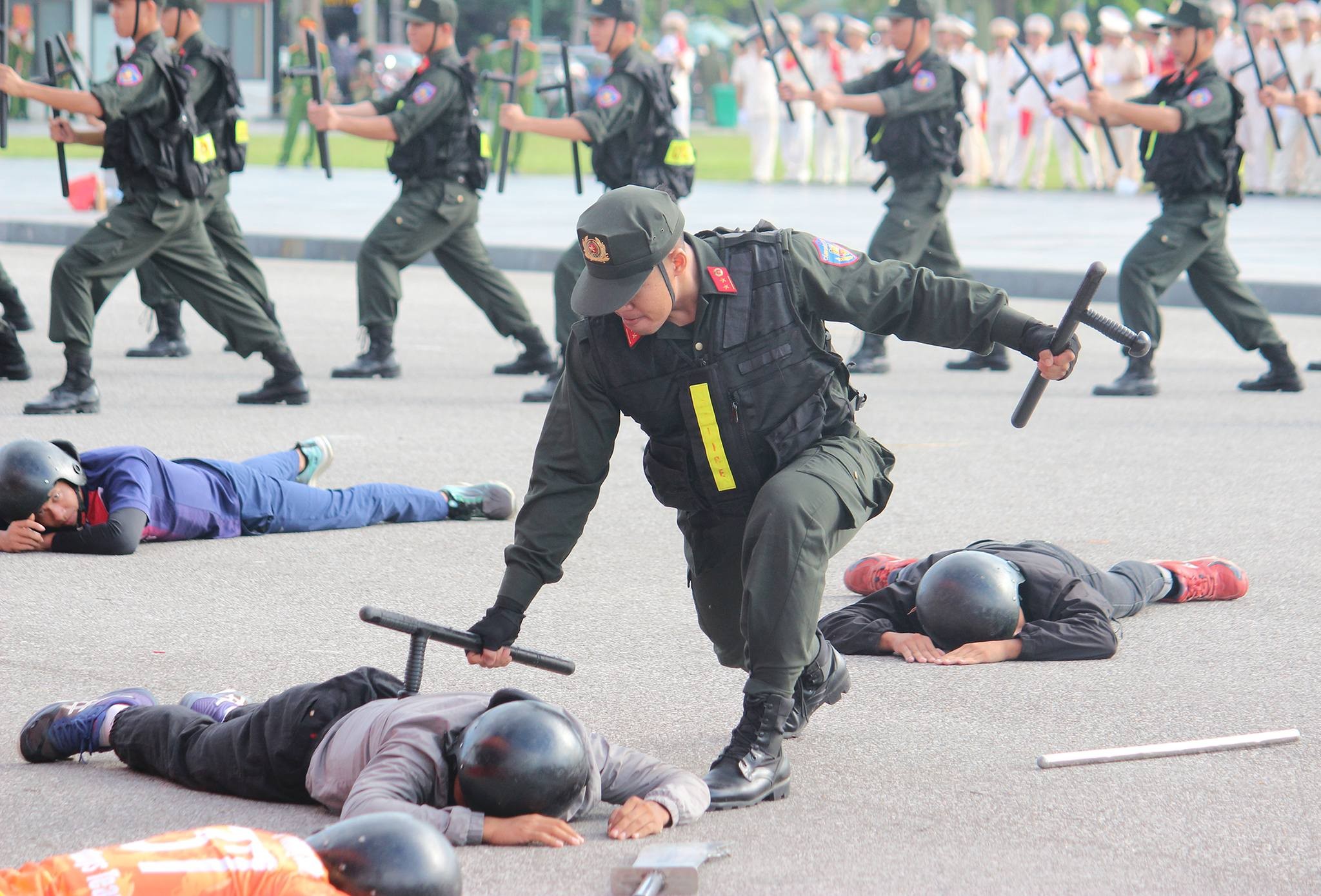 Sự kiện - Mãn nhãn cảnh sát cơ động biểu diễn tuyệt kỹ trong trấn áp tội phạm (Hình 6).