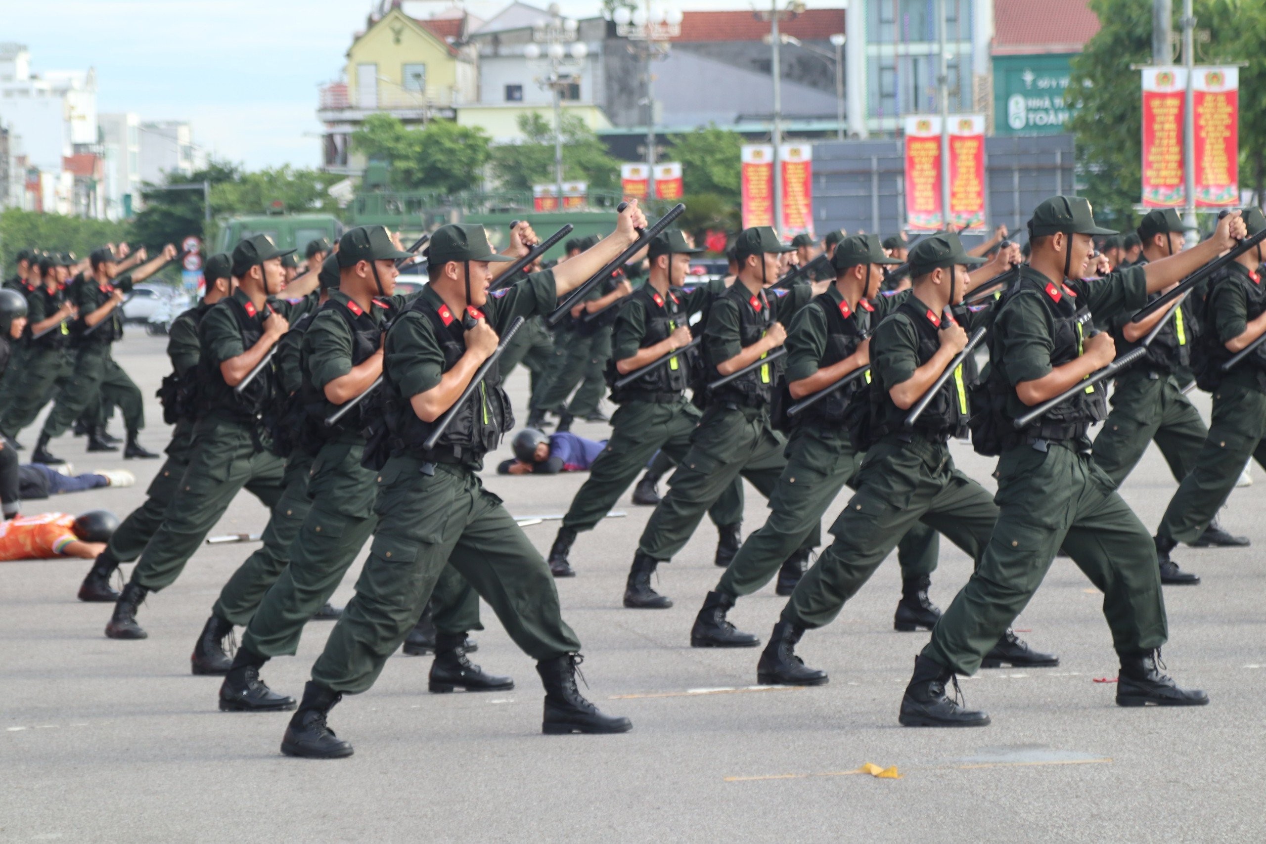 Sự kiện - Mãn nhãn cảnh sát cơ động biểu diễn tuyệt kỹ trong trấn áp tội phạm (Hình 3).