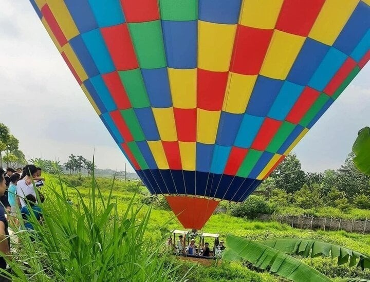 Hình ảnh khinh khí cầu được cho là rơi xuống ruộng lúa ở Ba Vì. Ảnh: VTC News