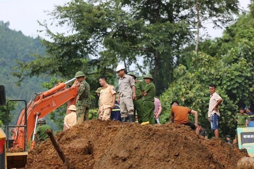 Lực lượng chức năng nỗ lực tìm kiếm các nạn nhân. Ảnh: Tiền Phong