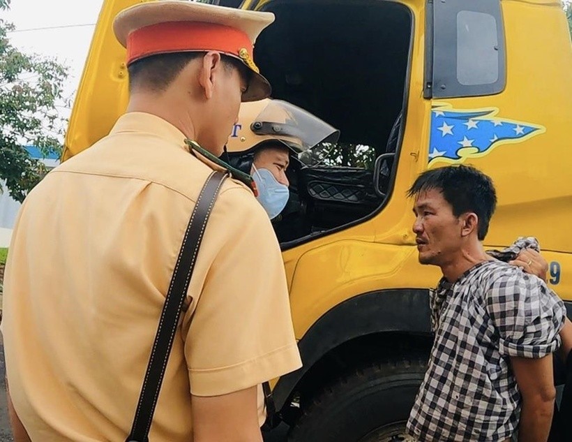 Tổ công tác đã khống chế, bắt đối tượng đưa về cơ quan Công an làm việc. Ảnh: Công an tỉnh Đồng Nai.