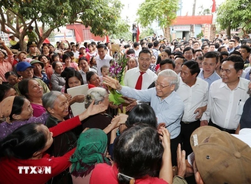 Tổng Bí thư Nguyễn Phú Trọng với nhân dân thôn Thượng Điện, xã Vinh Quang, huyện Vĩnh Bảo trong Ngày hội Đại đoàn kết toàn dân tộc thành phố Hải Phòng, chiều 15/11/2017. Ảnh: Trí Dũng/ TTXVN