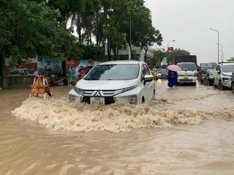 Mưa lớn khéo dài gây ngập cục bộ trên nhiều tuyến đường gây khó khăn cho người dân khi di chuyển