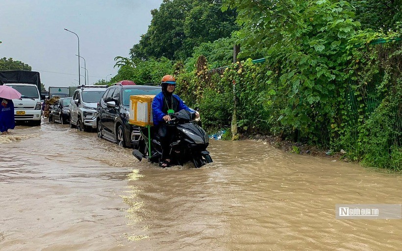 Cơ quan khí tượng dự báo ngày 24/7 Hà Nội tiếp tục có mưa lớn, do vẫn chịu ảnh hưởng từ hoàn lưu của bão số 2.