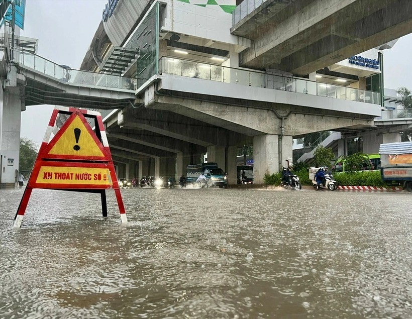 Biển cảnh báo được dựng để người dân tránh đi vào khu vực ngập sâu