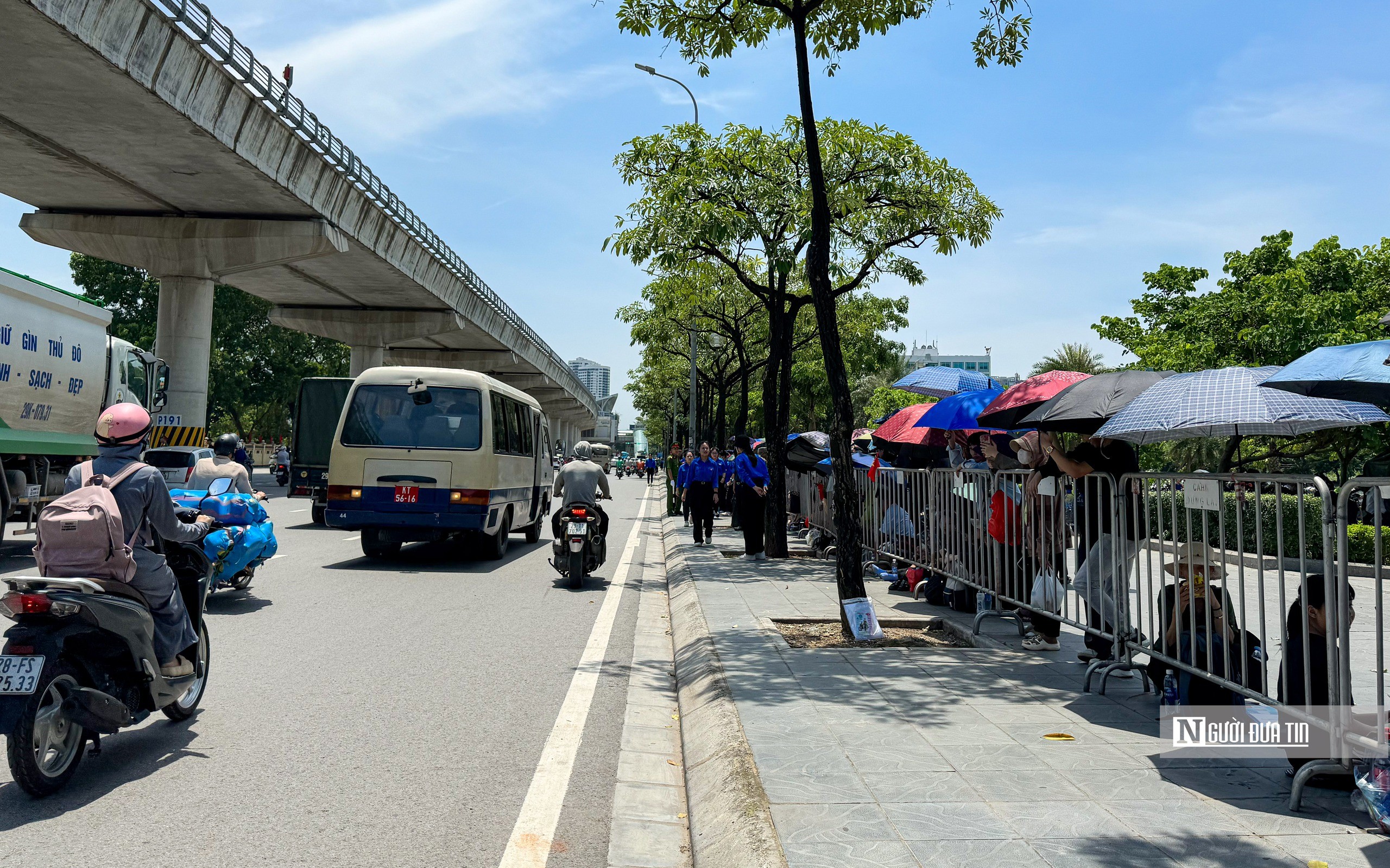 Người dân đội nắng chờ tiễn biệt Tổng Bí thư Nguyễn Phú Trọng- Ảnh 3.