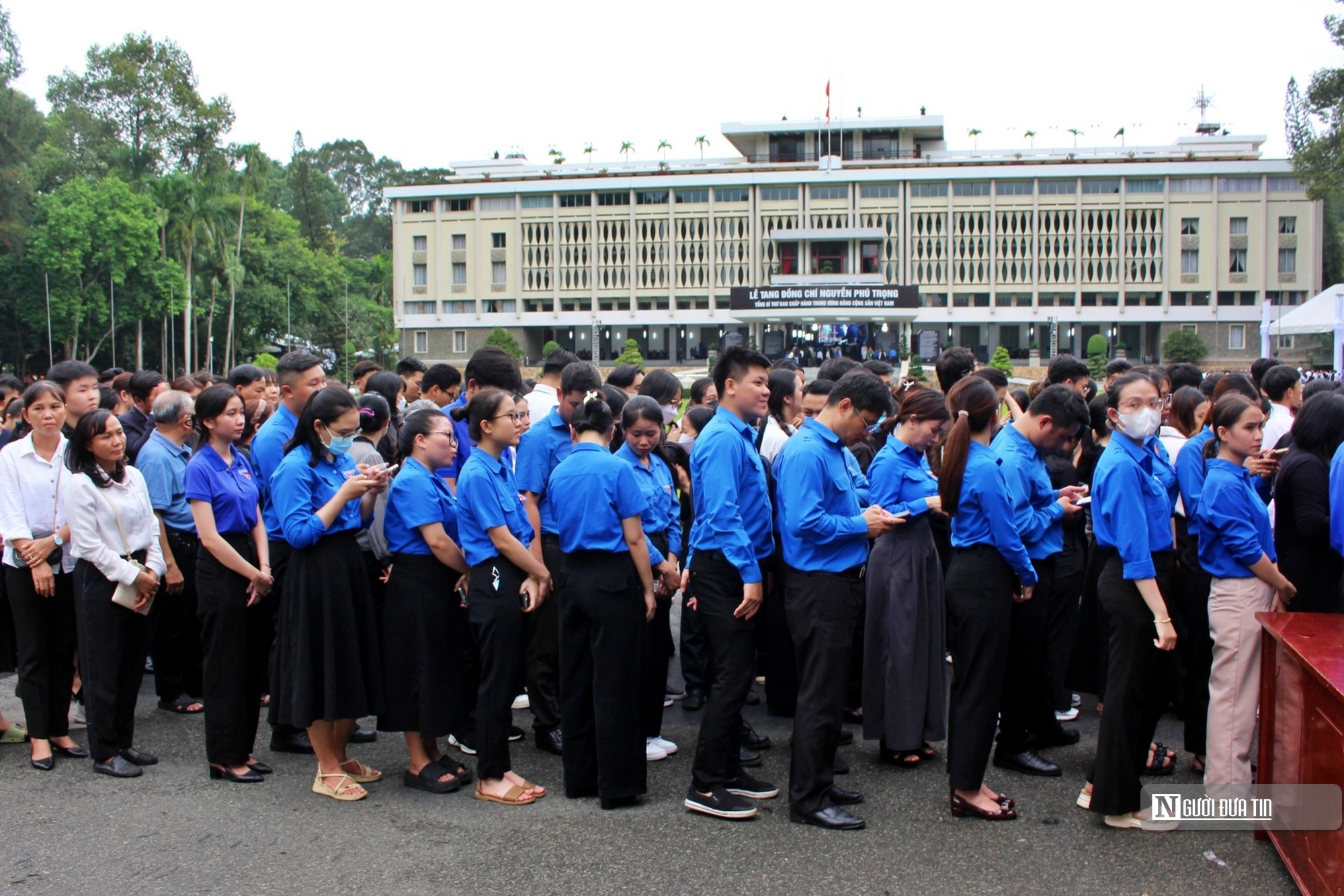 Tp.Hồ Chí Minh: Nhiều gia đình đưa con nhỏ tới viếng Tổng Bí thư Nguyễn Phú Trọng- Ảnh 18.