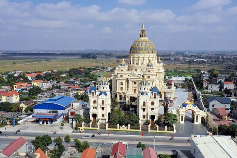 Khởi công xây dựng từ năm 2016, cung điện Thành Thái tọa lạc trên quốc lộ 1A, huyện Gia Viễn, Ninh Bình, là một trong những công trình nhà ở lớn nhất và lộng lẫy nhất Đông Nam Á.