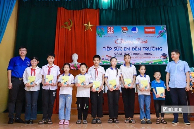 Trao học bổng và quà tặng cho các em học sinh.