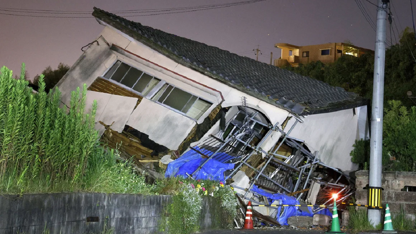 Một ngôi nhà bị sập ở tỉnh Kagoshima, Nhật Bản, sau trận động đất mạnh 7,1 độ richter vào ngày 8 tháng 8 năm 2024. Ảnh: Kyodo/ Getty