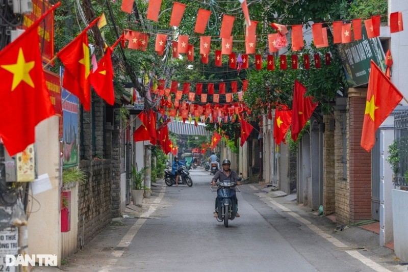 Theo VTC News, những ngày này, Hà Nội như "khoác lên mình chiếc áo mới", rực rỡ cờ đỏ sao vàng. Từ các tuyến phố lớn cho tới ngõ nhỏ, cờ Tổ quốc tung bay phấp phới, trở thành nét đẹp văn hoá, thể hiện niềm tự hào dân tộc của mỗi người dân Việt Nam.