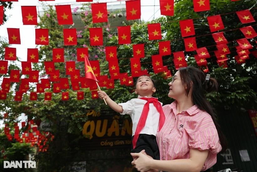 Chia sẻ trên báo , chị Lê Hằng (Trung Hòa, Cầu Giấy) cho biết, chị đi qua cổng đình Hạ Yên Quyết khá nhiều và biết tới nơi đây trang trí cờ rất đẹp nên nhân dịp nghỉ lễ đã dẫn theo bé Bon (con trai chị Hằng) tới chụp ảnh, ghi lại những khoảnh khắc đáng nhớ trong ngày lễ trọng đại của dân tộc.