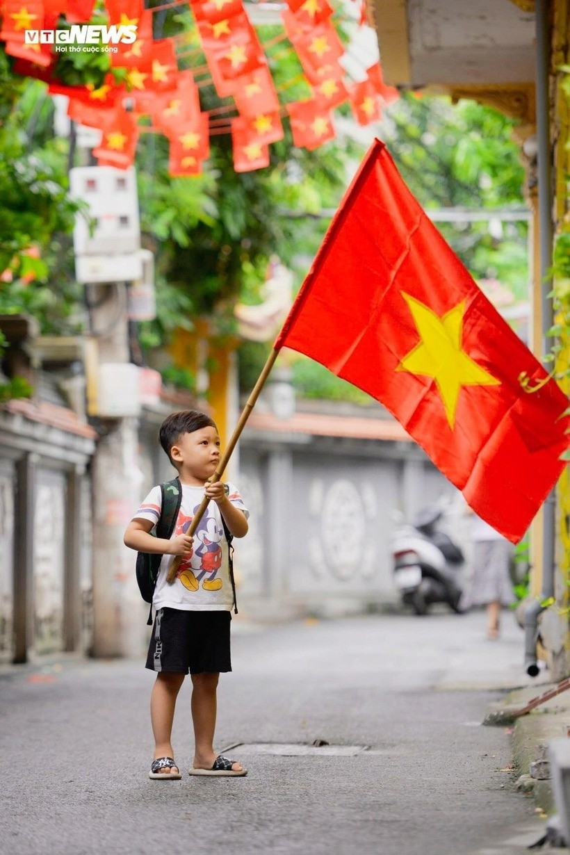 Hàng trăm lá cờ Tổ quốc được treo ở các khu phố, ngõ nhỏ,... tạo nên bức tranh thật đẹp về niềm tự hào, tình yêu quê hương đất nước.