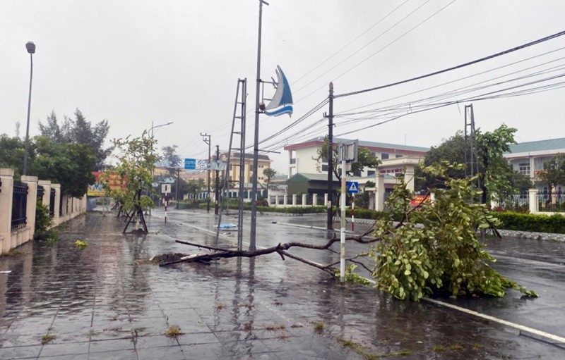 Huyện đảo Cô Tô (Quảng Ninh) có gió bão mạnh cấp 10, mưa trắng trời- Ảnh 1.