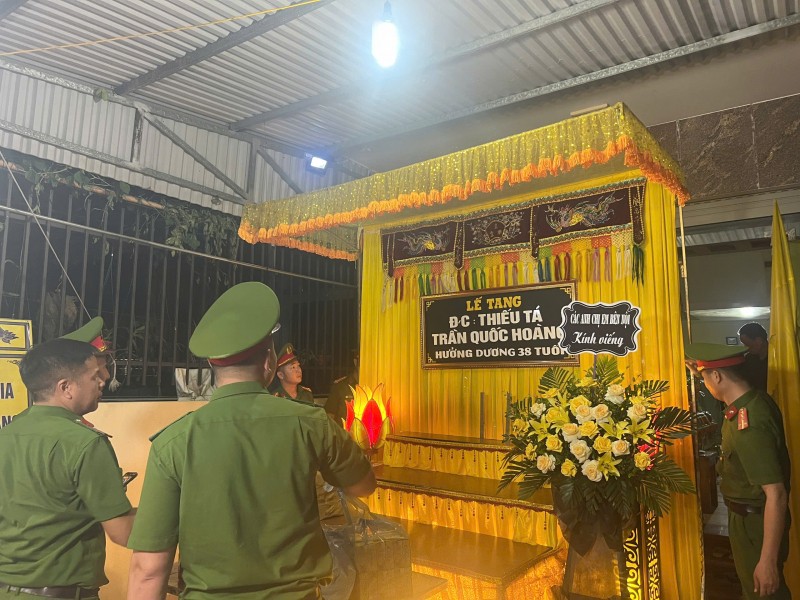 Thiếu tá hy sinh khi làm nhiệm vụ phòng, chống bão Yagi
- Ảnh 2. Thiếu tá hy sinh khi làm nhiệm vụ phòng, chống bão Yagi
- Ảnh 2.
