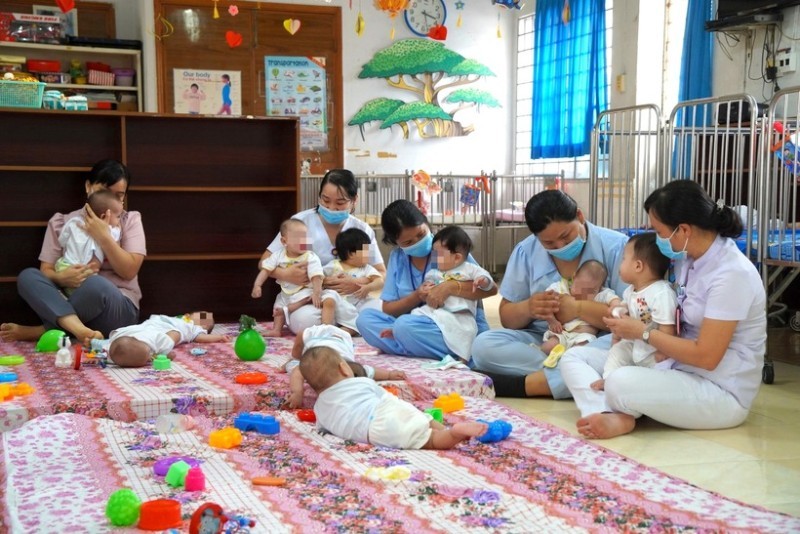 Trẻ sơ sinh ở Mái ấm Hoa Hồng đang được chăm sóc tận tình tại Trung tâm nuôi dưỡng bảo trợ trẻ em Gò Vấp. Ảnh: Thanh Niên