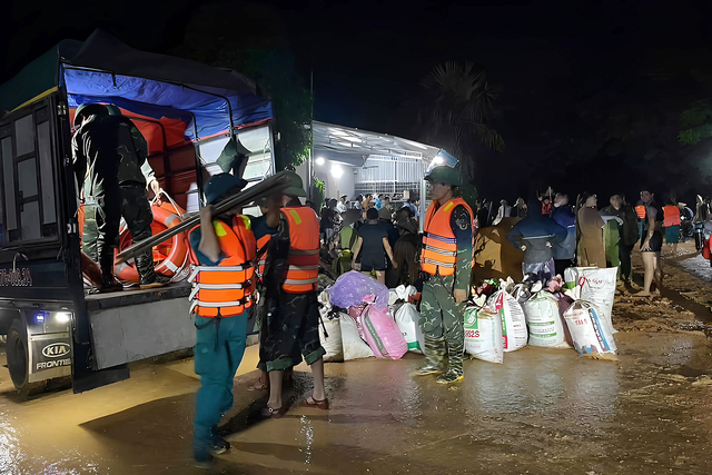 Vỡ đê sông Lô ở Tuyên Quang: Khẩn trương triển khai công tác vá đê- Ảnh 1.