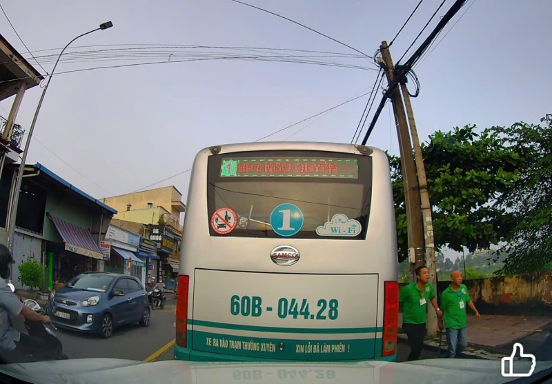 Tạm đình chỉ tài xế và nhân viên xe buýt hành hung người đi đường- Ảnh 1.