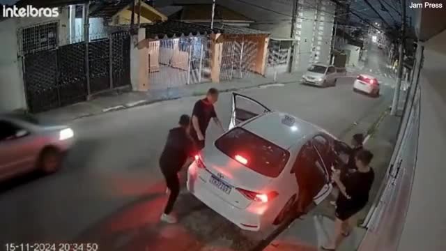 quick-thinking-mother-sets-pit-bull-on-thieves-attacking-family-daily-mail-1732262428.mp4