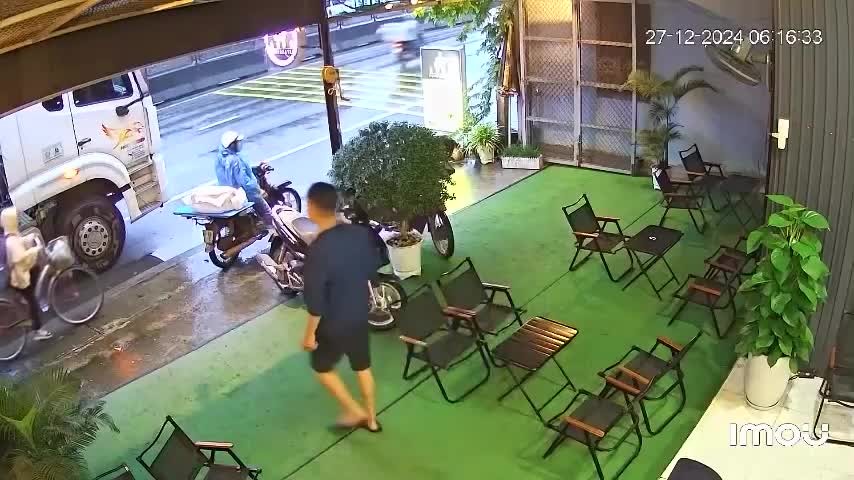 hanh-dong-dut-khoat-cua-chu-quan-ca-phe-cuu-be-gai-truoc-mui-xe-tai-nguon-video-nhan-vat-cung-cap-1735523316.mp4