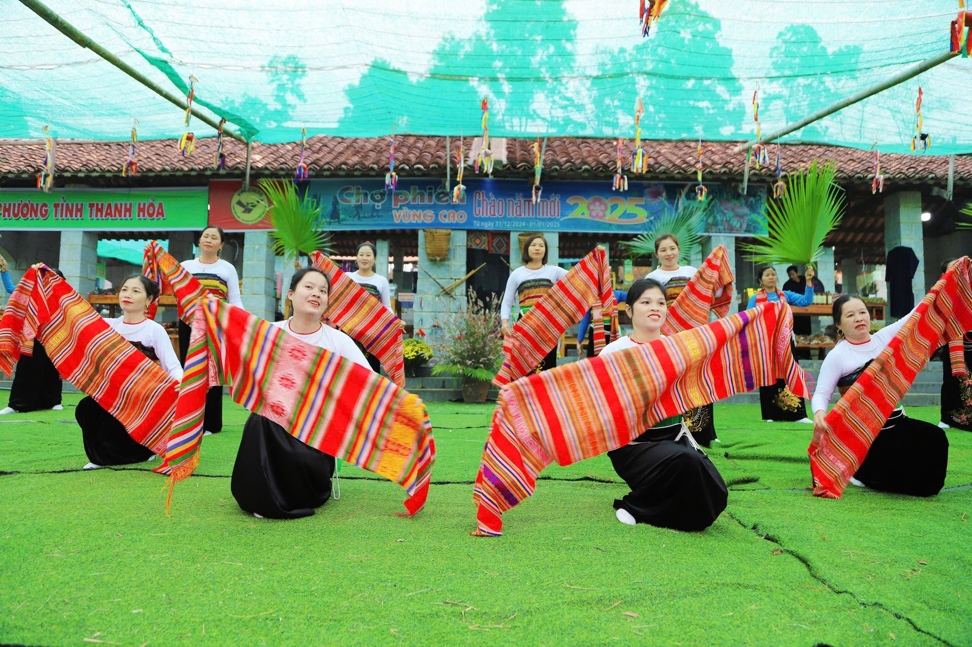 Vun đắp tình đoàn kết, gắn bó giữa các dân tộc- Ảnh 5. Vun đắp tình đoàn kết, gắn bó giữa các dân tộc- Ảnh 5.