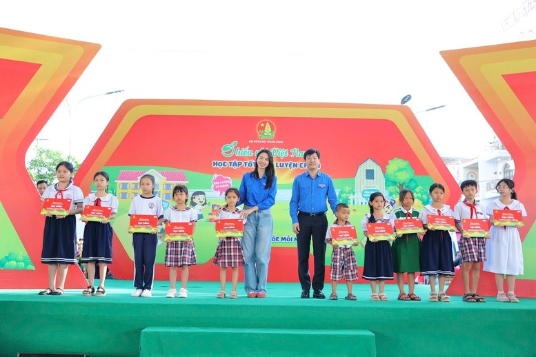 'Xuân sẻ chia - Tết yêu thương' trao quà tới 735 thiếu nhi mồ côi do dịch COVID-19- Ảnh 1. 'Xuân sẻ chia - Tết yêu thương' trao quà tới 735 thiếu nhi mồ côi do dịch COVID-19- Ảnh 1.