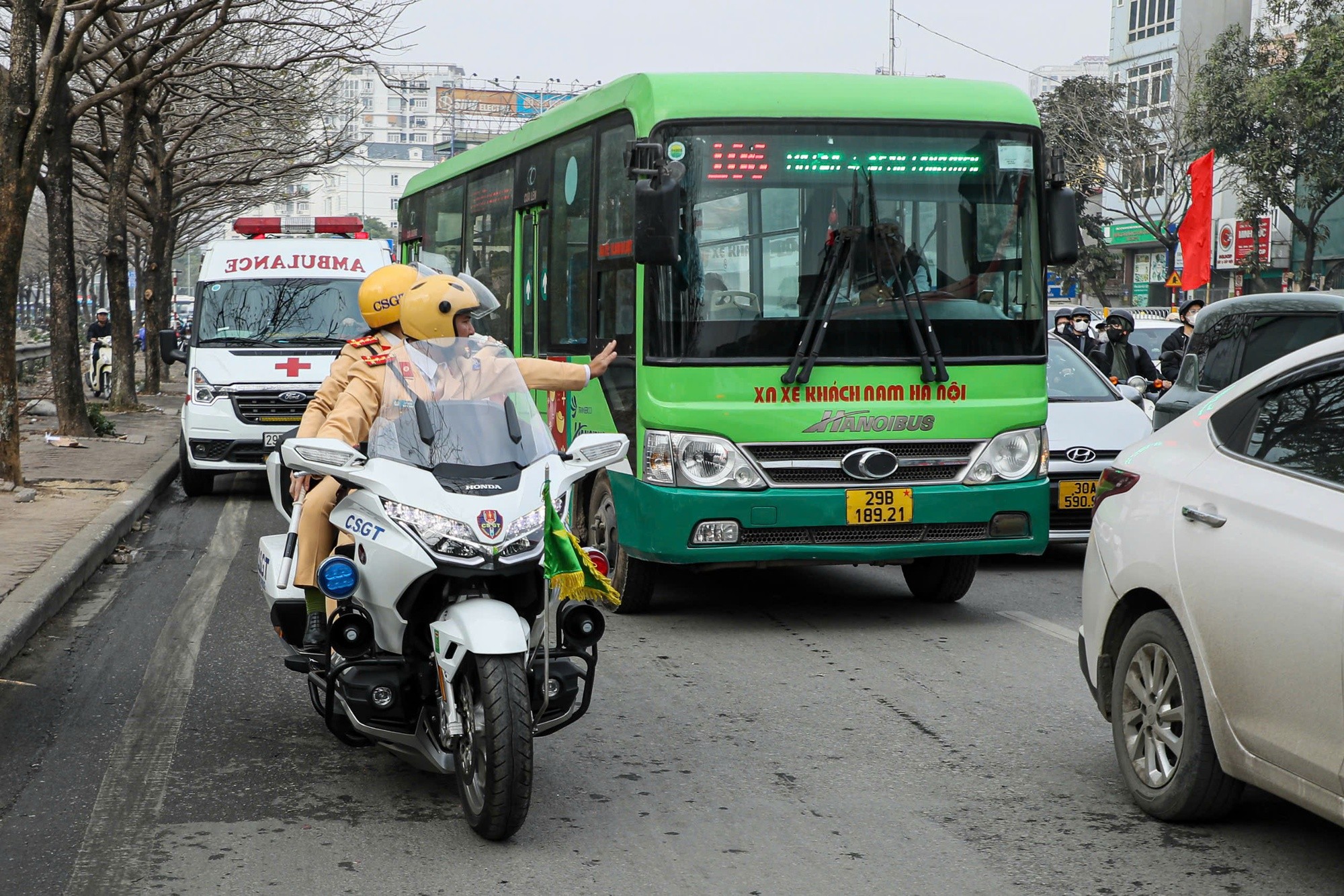 CSGT tuần tra chống ùn tắc tại các cửa ngõ TP. Hà Nội- Ảnh 1.