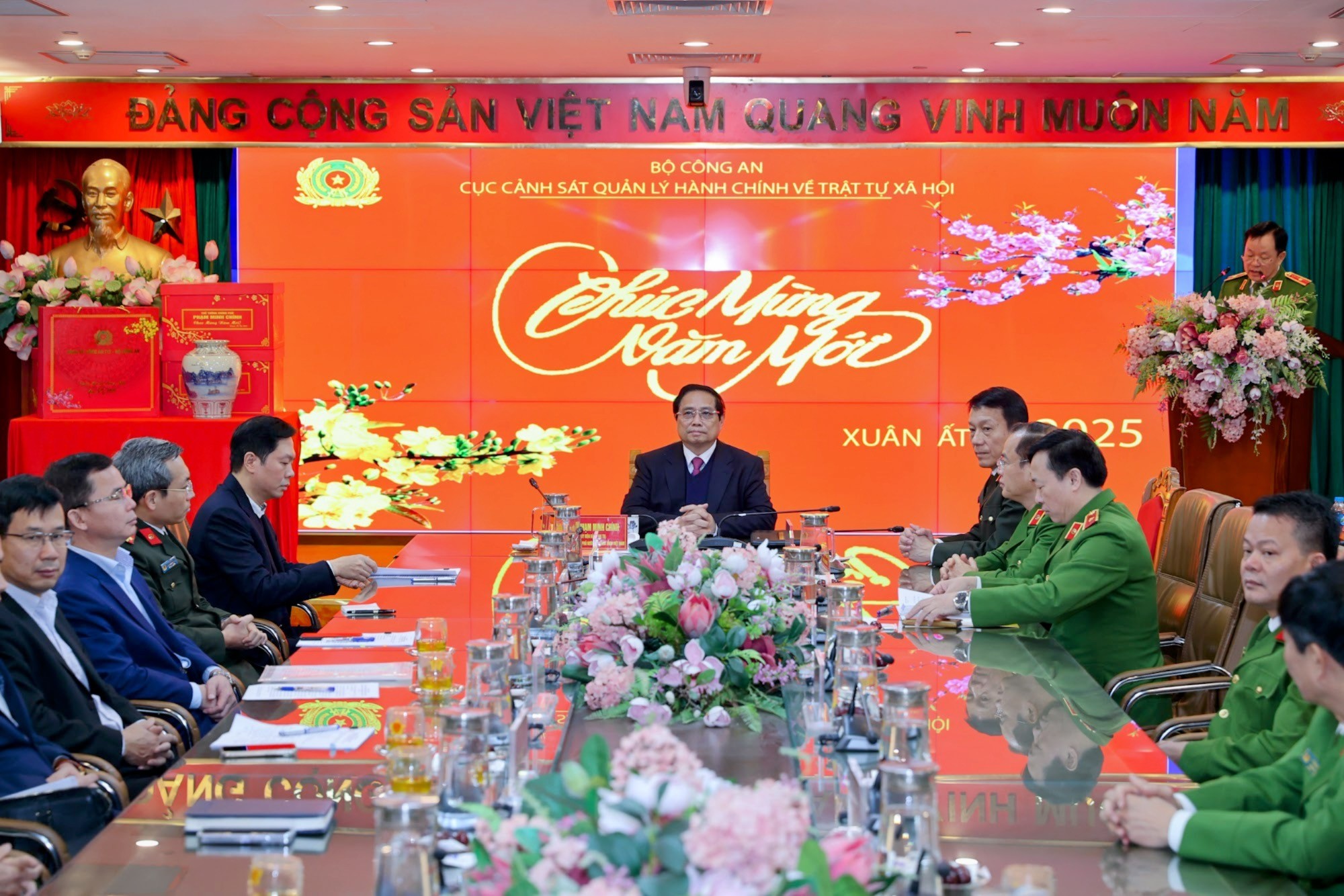 Thủ tướng chúc Tết và kiểm tra công tác ứng trực tại một số đơn vị quân đội, công an- Ảnh 2. Thủ tướng chúc Tết và kiểm tra công tác ứng trực tại một số đơn vị quân đội, công an- Ảnh 2.