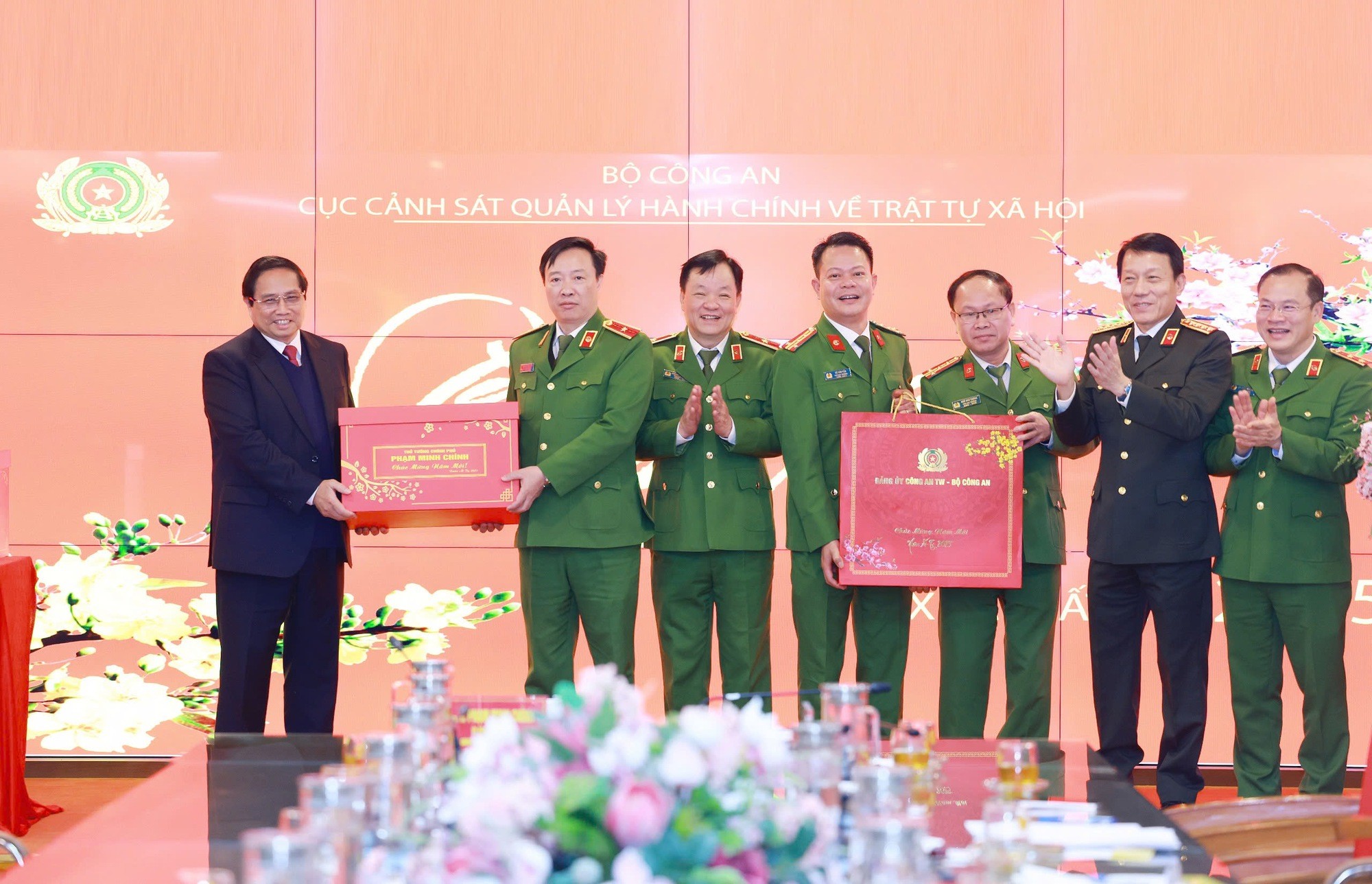 Thủ tướng chúc Tết và kiểm tra công tác ứng trực tại một số đơn vị quân đội, công an- Ảnh 4. Thủ tướng chúc Tết và kiểm tra công tác ứng trực tại một số đơn vị quân đội, công an- Ảnh 4.