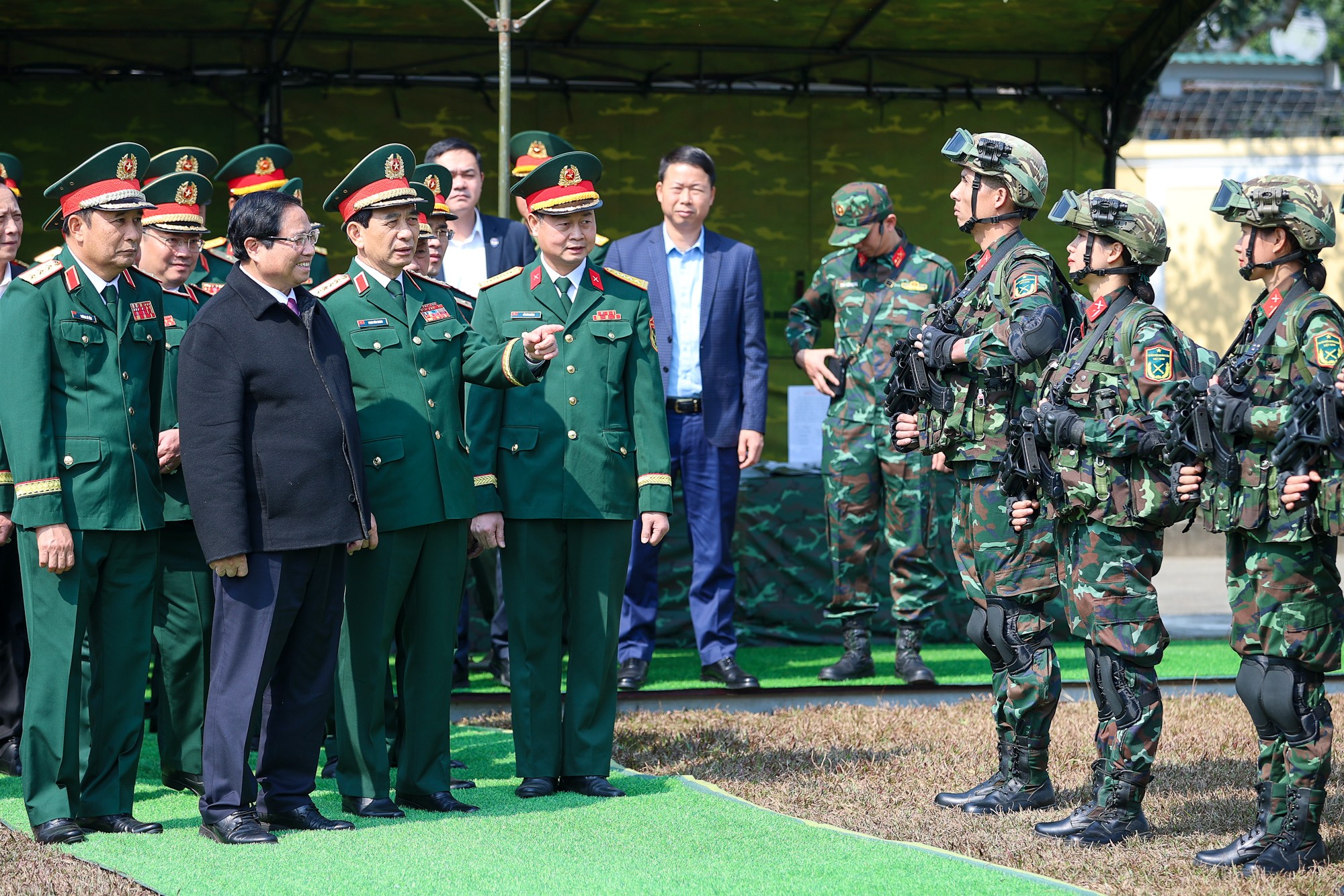 Thủ tướng chúc Tết và kiểm tra công tác ứng trực tại một số đơn vị quân đội, công an- Ảnh 12. Thủ tướng chúc Tết và kiểm tra công tác ứng trực tại một số đơn vị quân đội, công an- Ảnh 12.