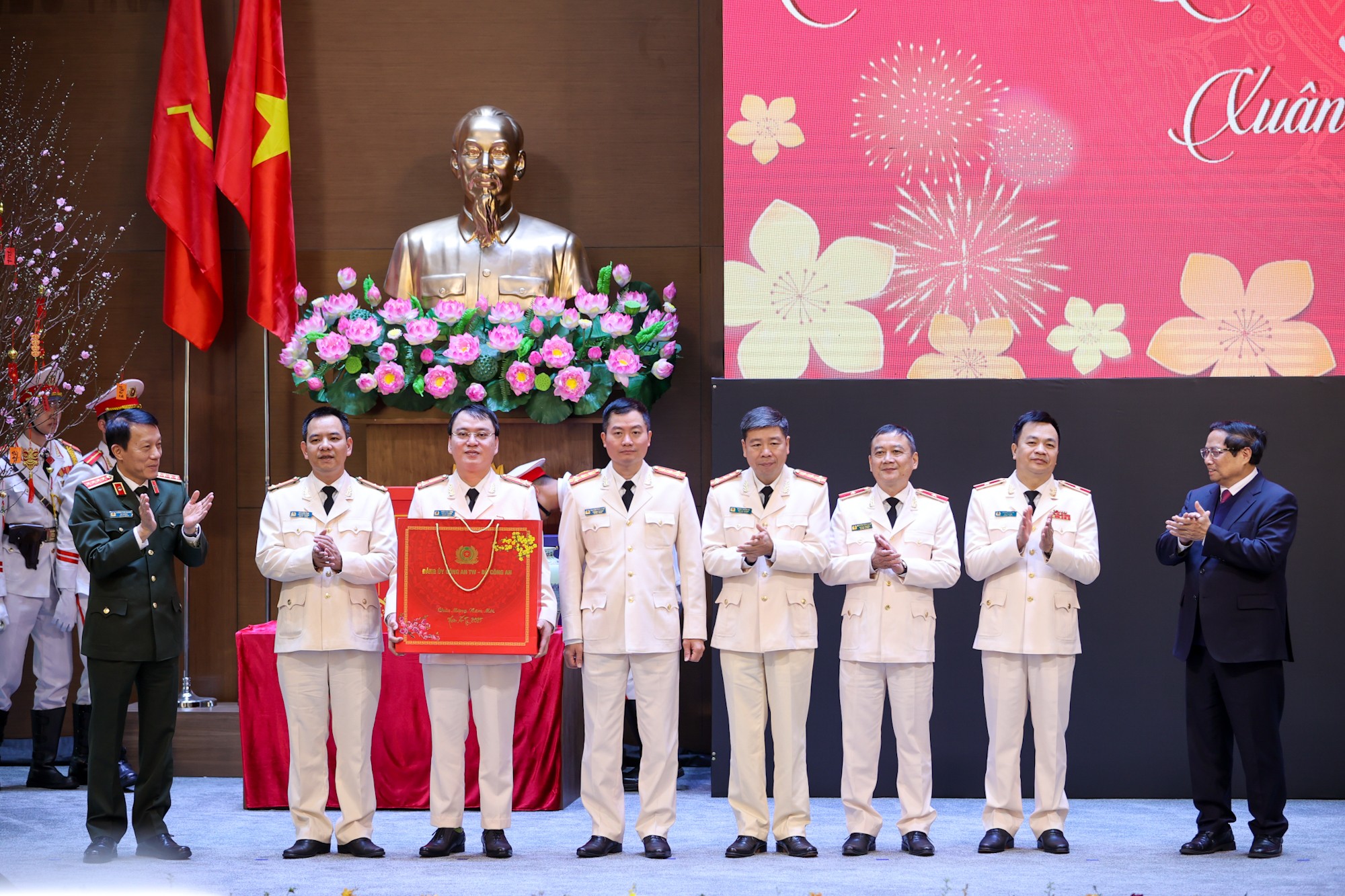 Thủ tướng chúc Tết và kiểm tra công tác ứng trực tại một số đơn vị quân đội, công an- Ảnh 8. Thủ tướng chúc Tết và kiểm tra công tác ứng trực tại một số đơn vị quân đội, công an- Ảnh 8.