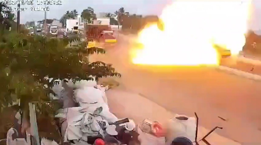 Bình gas phát nổ kinh hoàng trên xe tải, nam công nhân thoát chết- Ảnh 1. Bình gas phát nổ kinh hoàng trên xe tải, nam công nhân thoát chết- Ảnh 1.