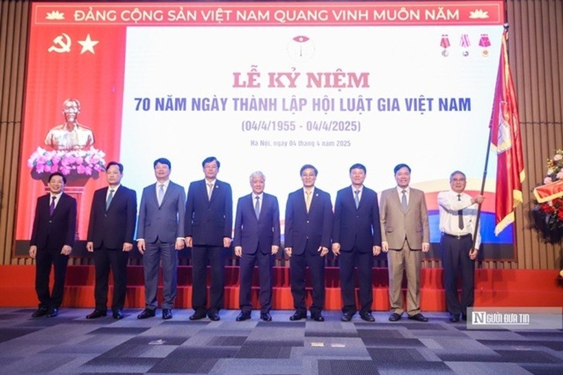 Đồng chí Đỗ Văn Chiến thay mặt lãnh đạo Đảng, Nhà nước trao tặng Huân chương Lao động hạng Nhất cho Hội Luật gia Việt Nam.