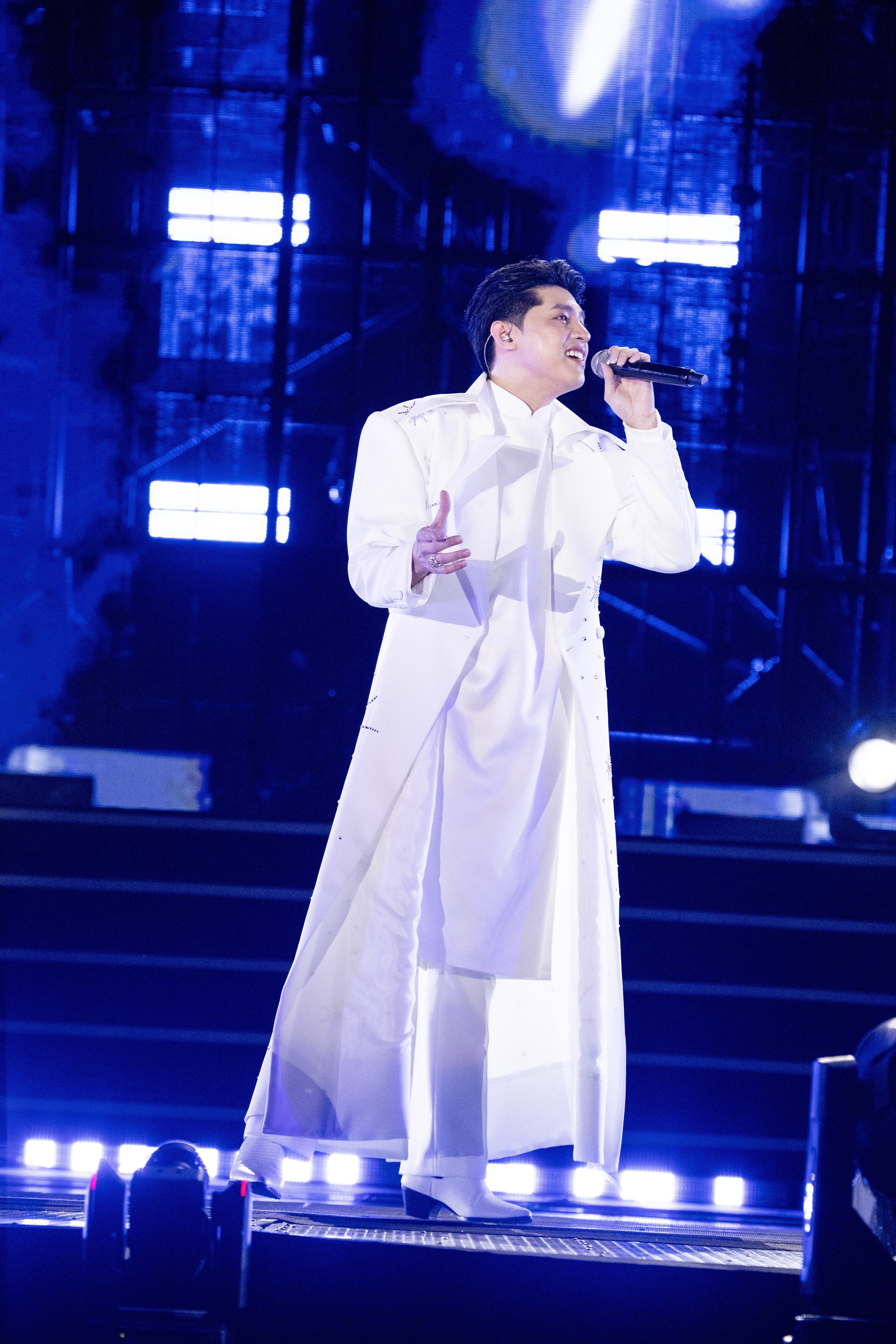 man-nhan-dem-nhac-v-concert-rang-ro-viet-nam-voi-25000-khan-gia-11-1754803541.jpeg