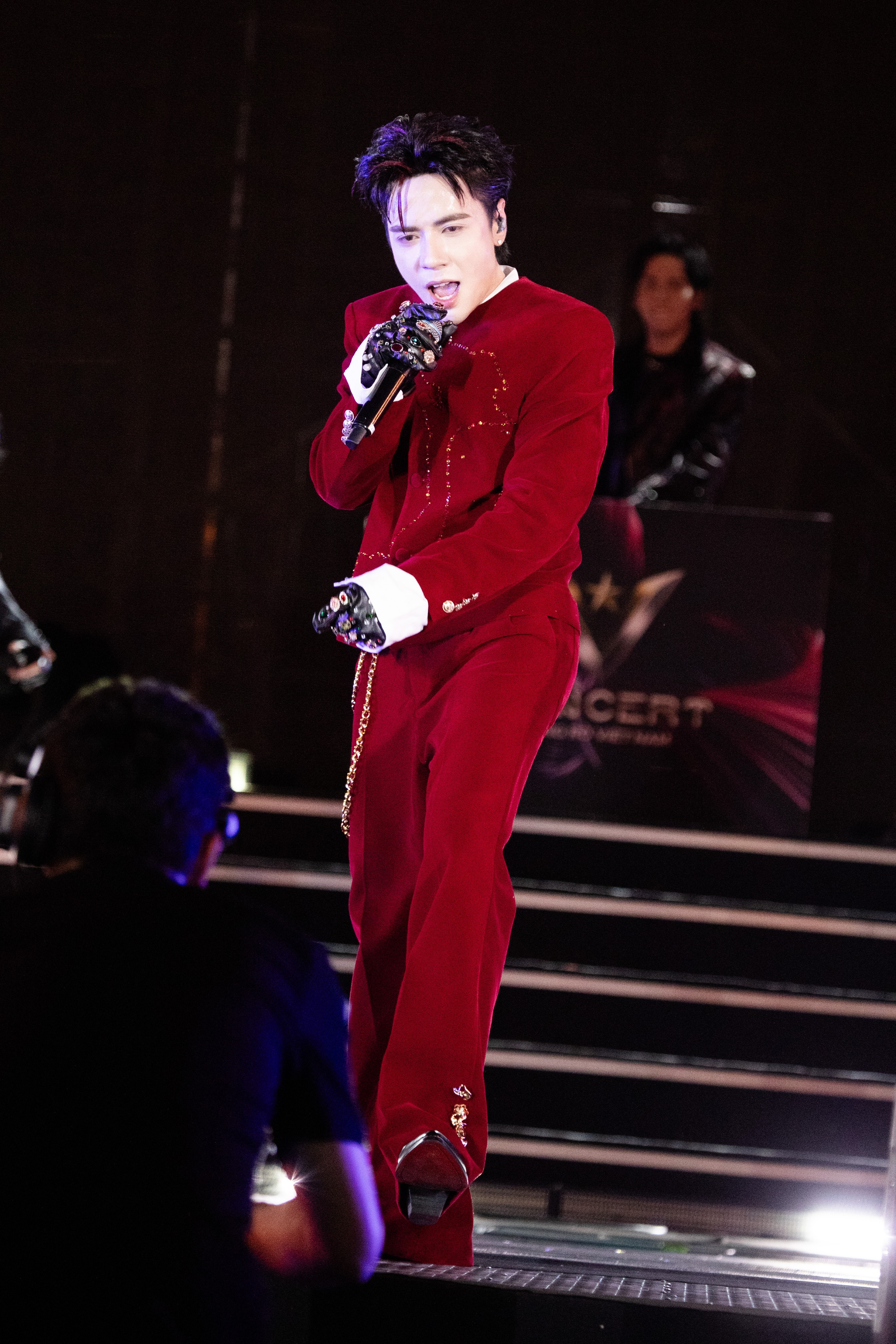 man-nhan-dem-nhac-v-concert-rang-ro-viet-nam-voi-25000-khan-gia-13-1754803537.jpeg
