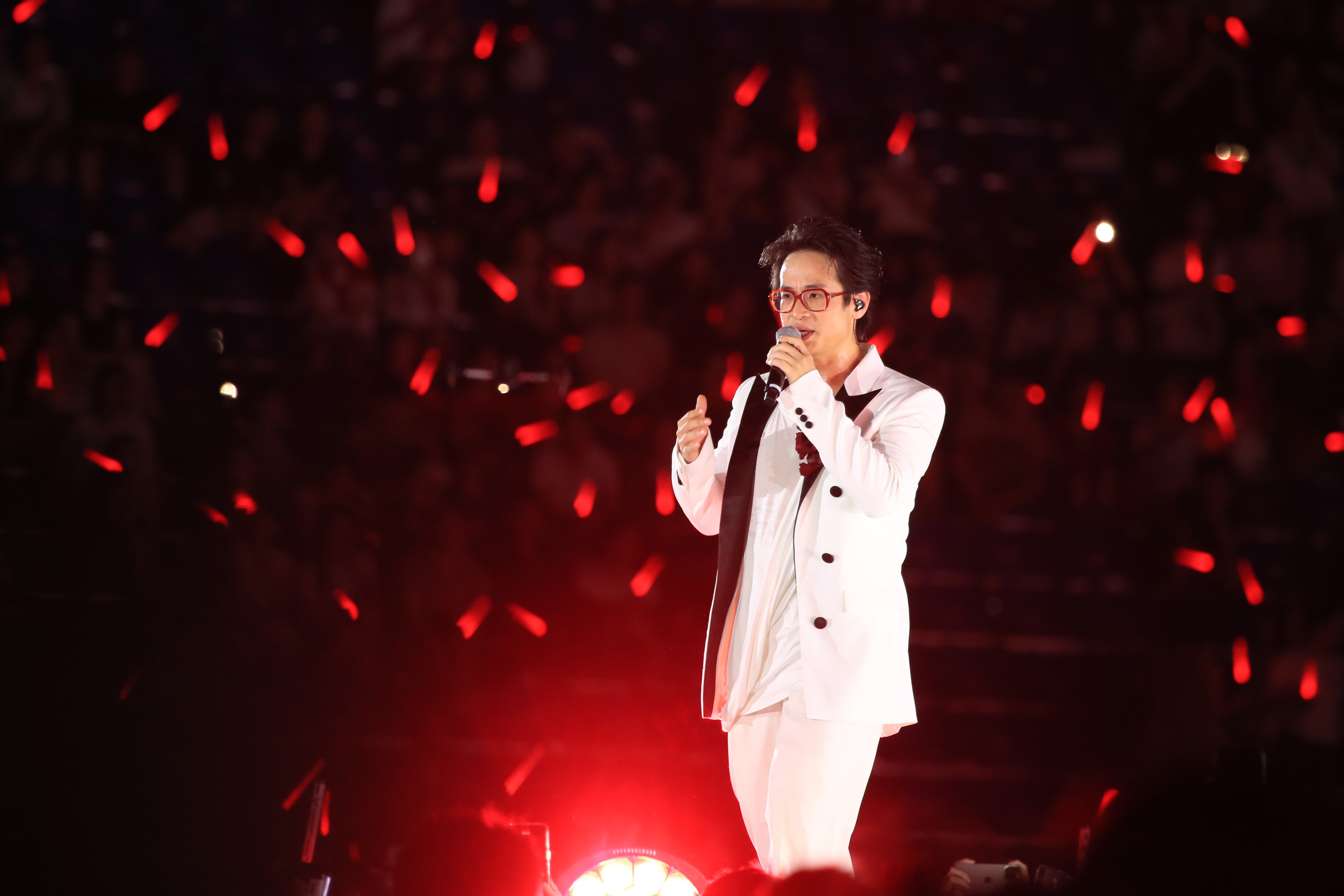 man-nhan-dem-nhac-v-concert-rang-ro-viet-nam-voi-25000-khan-gia-14-1754803527.jpeg