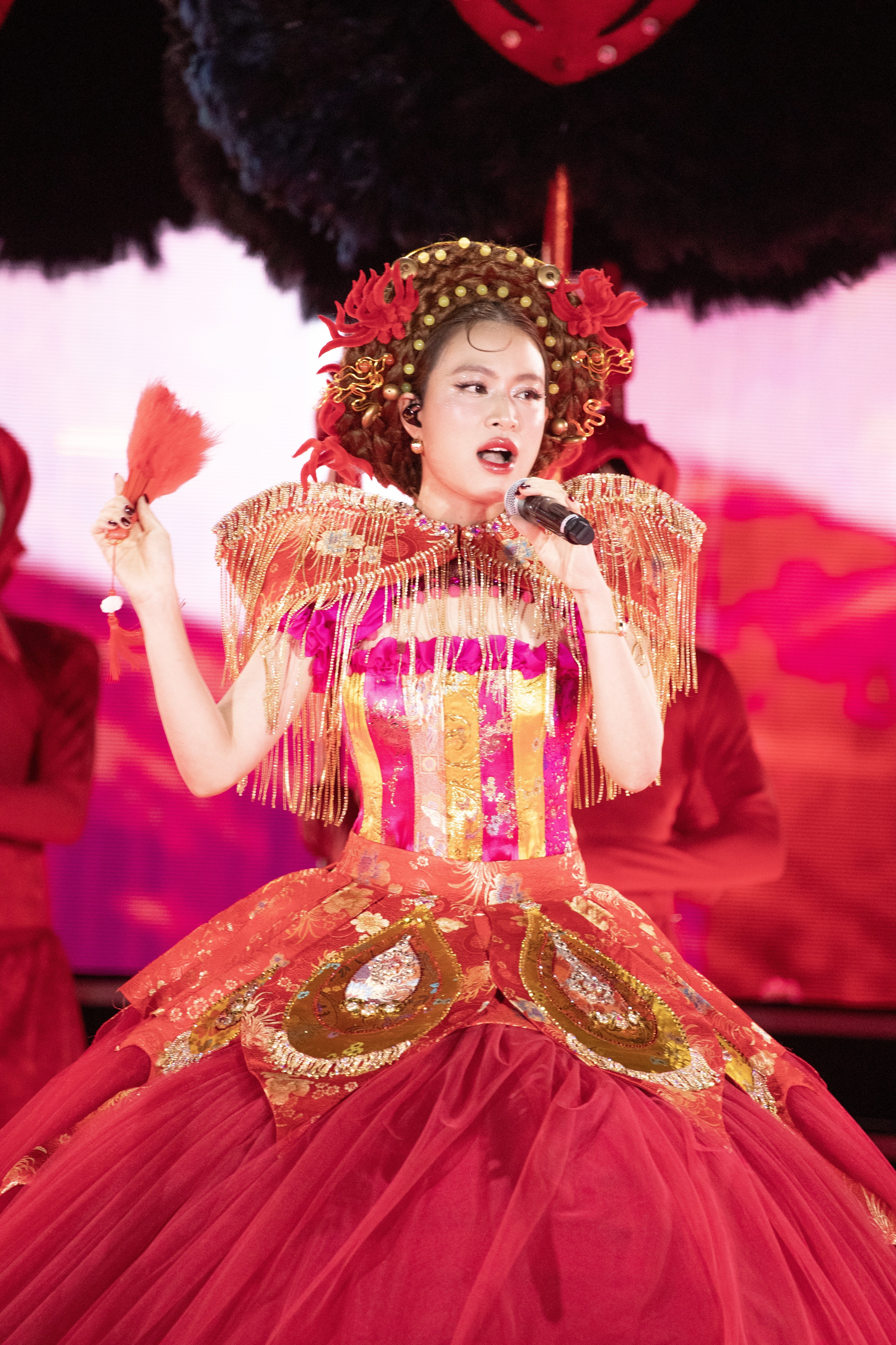 man-nhan-dem-nhac-v-concert-rang-ro-viet-nam-voi-25000-khan-gia-15-1754803541.jpeg