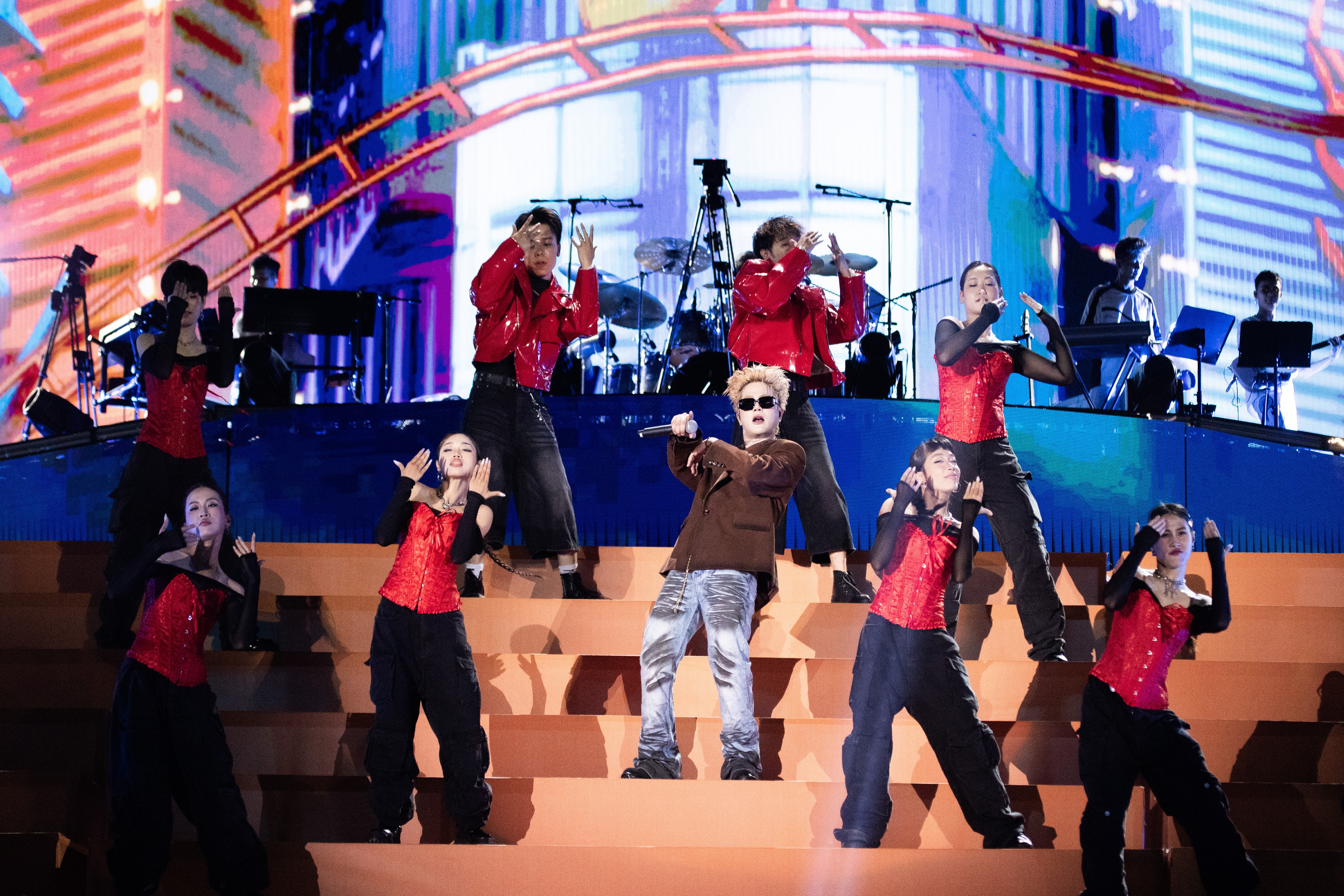 man-nhan-dem-nhac-v-concert-rang-ro-viet-nam-voi-25000-khan-gia-3-1754803540.jpeg