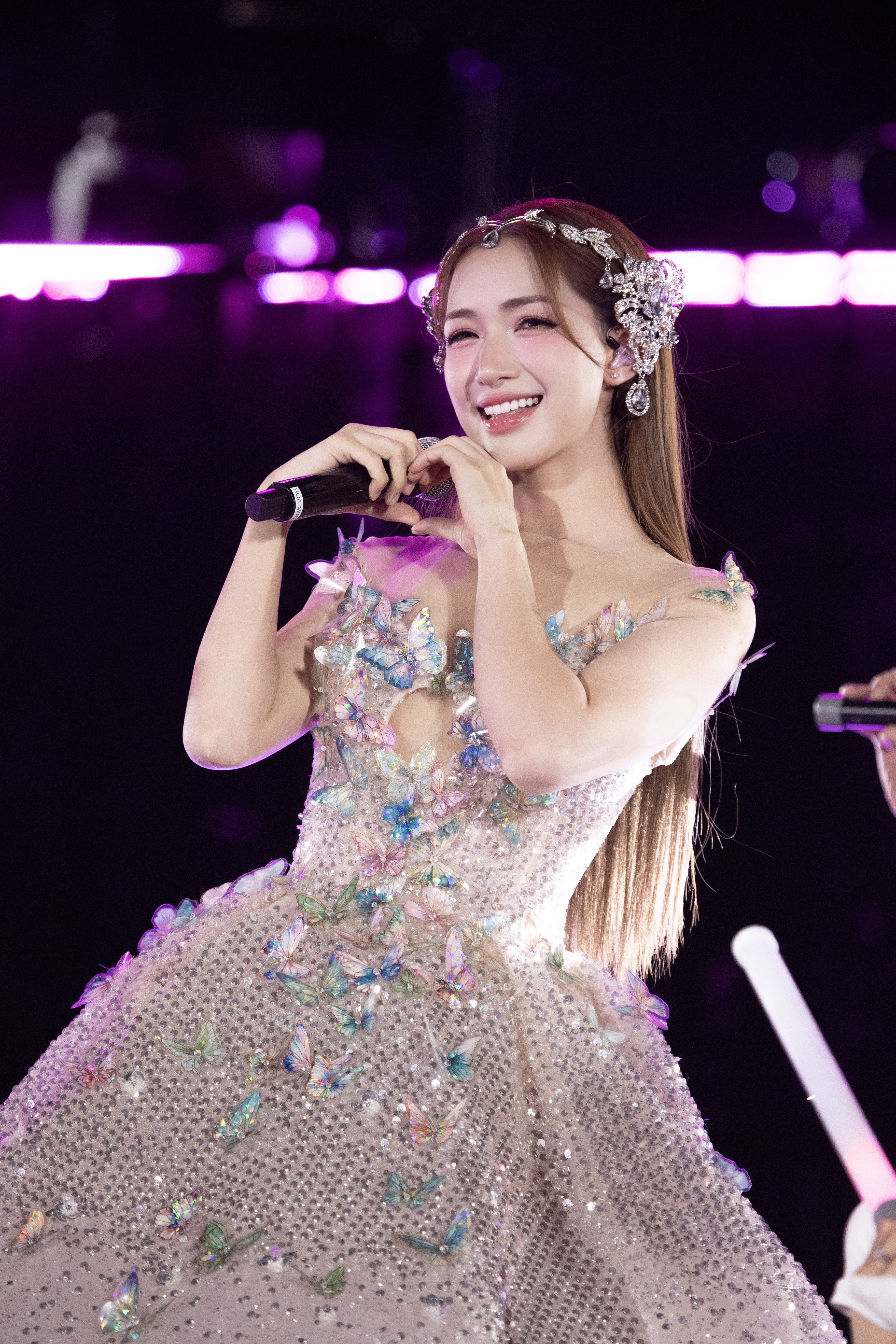 man-nhan-dem-nhac-v-concert-rang-ro-viet-nam-voi-25000-khan-gia-8-1754803539.jpeg