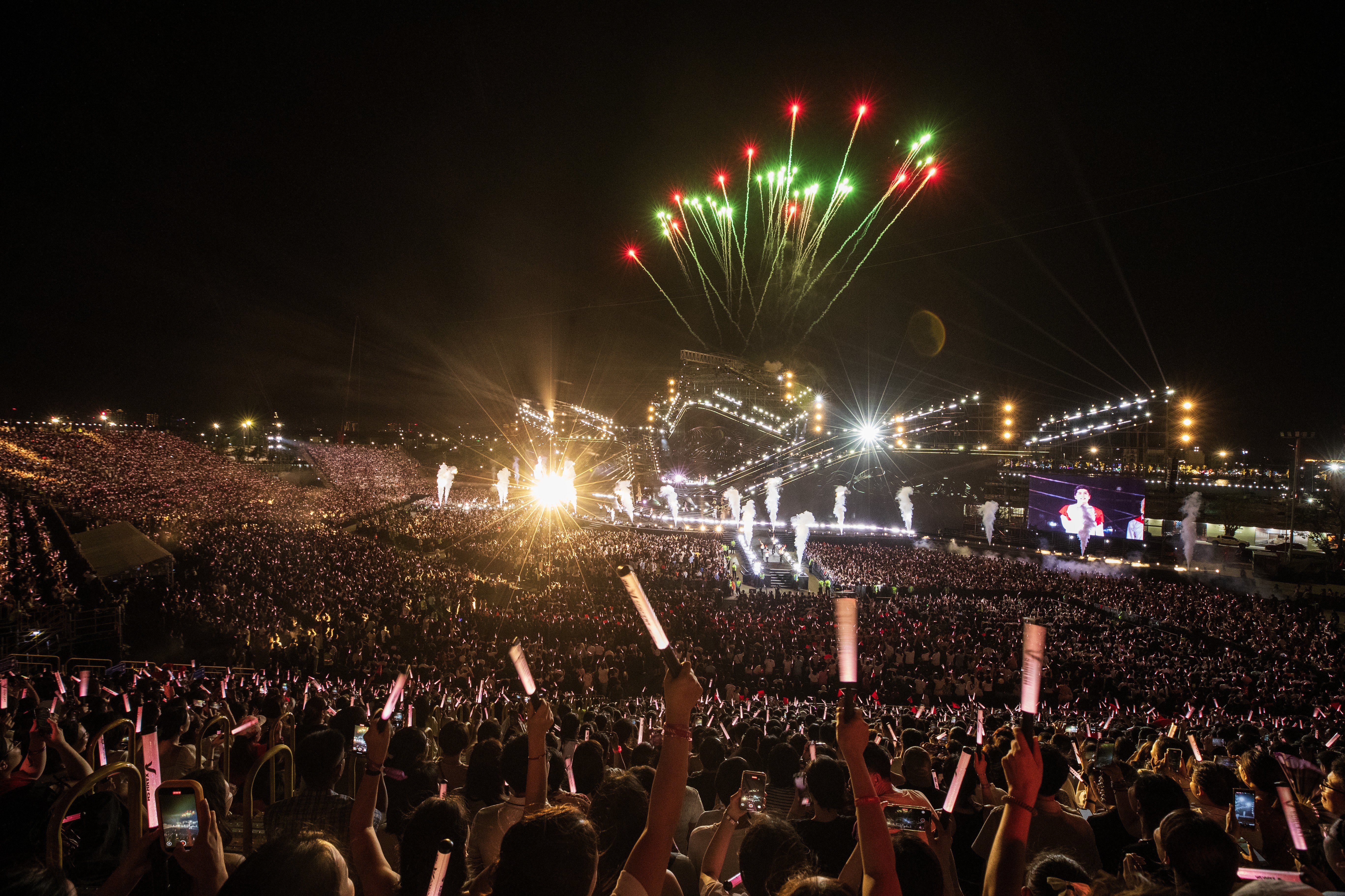 man-nhan-dem-nhac-v-concert-rang-ro-viet-nam-voi-25000-khan-gia-9-1754803539.jpeg