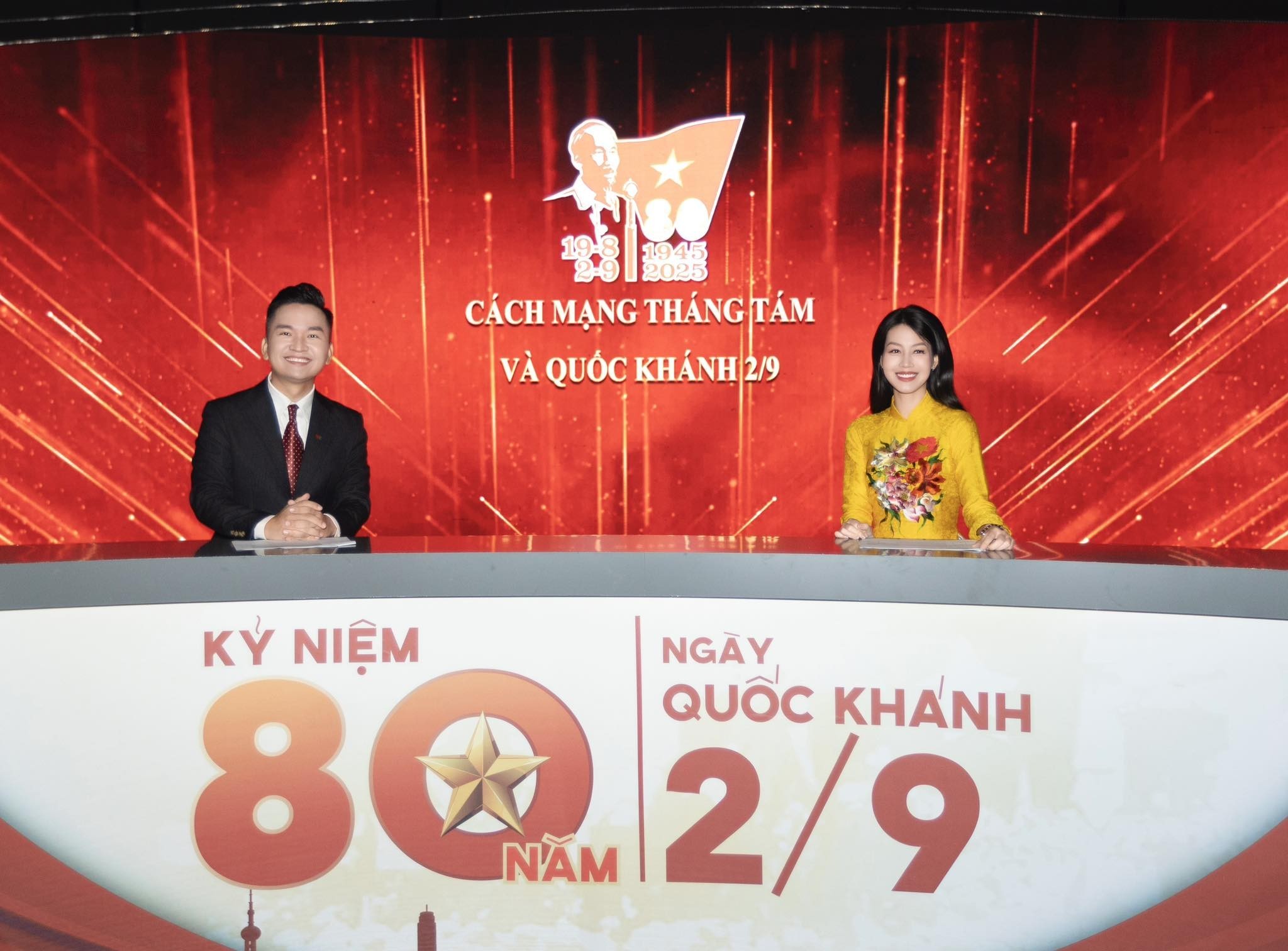 ta-ao-dai-khien-mang-xa-hoi-bung-no-toi-quoc-khanh-va-cau-chuyen-chua-ke-cua-ntk-nguyen-tho-tho-1-1756971265.jpg